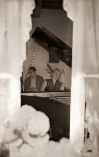 ショパンの家 （ピアノを演奏する女性ピアニスト） [木村伊兵衛, 写真サロン 1956年2月号より] パブリックドメイン画像 