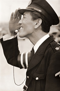 奥さんに出会ったお巡りさん [井関勉, 写真サロン 1956年2月号より]のサムネイル画像