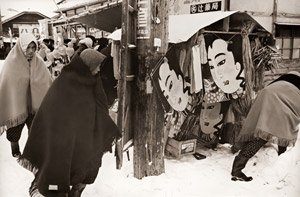買物 [浜谷浩, 写真サロン 1956年2月号より]のサムネイル画像