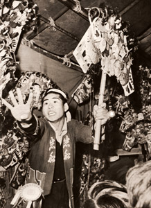 お酉さま（大鷲神社の酉の市） [田沼武能, アサヒカメラ 1953年12月号より]のサムネイル画像