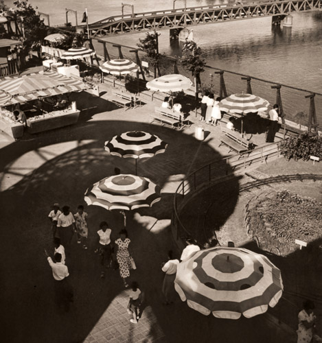 屋上庭園 （浅草松屋屋上） [魚住励, 1953年, アサヒカメラ 1953年12月号より] パブリックドメイン画像 