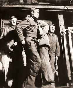 炭鉱夫 [ロバート・キャパ, アサヒカメラ 1953年12月号より]のサムネイル画像