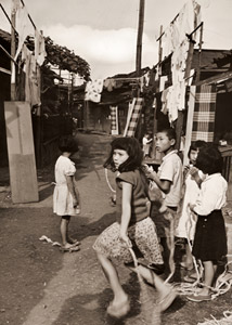 下町の子供たち [アサヒカメラ 1953年12月号より]のサムネイル画像
