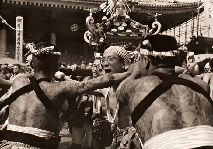 三社祭 [山本善之介, アサヒカメラ 1955年10月号より] パブリックドメイン画像 