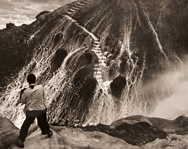 怒濤（伊豆堂ヶ島にて） [魚住励, アサヒカメラ 1955年10月号より] パブリックドメイン画像 