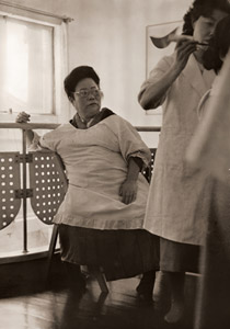 美容院のマダム [中村立行, アサヒカメラ 1955年10月号より]のサムネイル画像