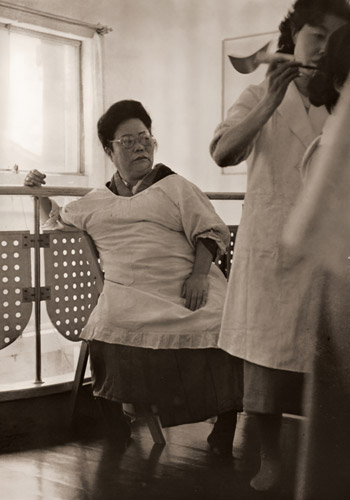 美容院のマダム [中村立行, アサヒカメラ 1955年10月号より] パブリックドメイン画像 