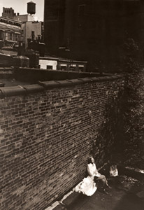 日光浴（グリニッジ・ヴィレッジにて） [三木淳, アサヒカメラ 1955年10月号より]のサムネイル画像