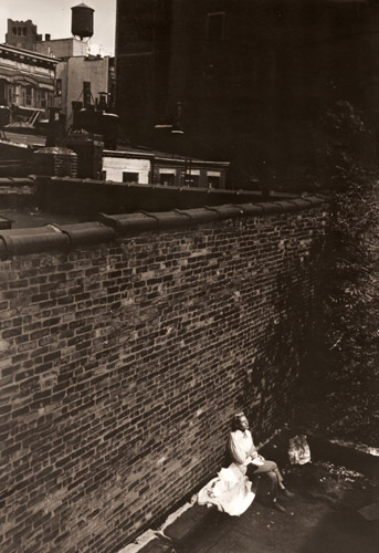 日光浴（グリニッジ・ヴィレッジにて） [三木淳, アサヒカメラ 1955年10月号より] パブリックドメイン画像 