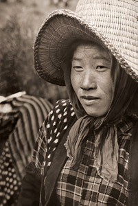 青森の女（農婦） [浜谷浩, アサヒカメラ 1955年10月号より]のサムネイル画像
