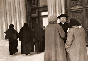 イタリアの僧侶 寺院の前 [木村伊兵衛, アサヒカメラ 1955年10月号より]のサムネイル画像