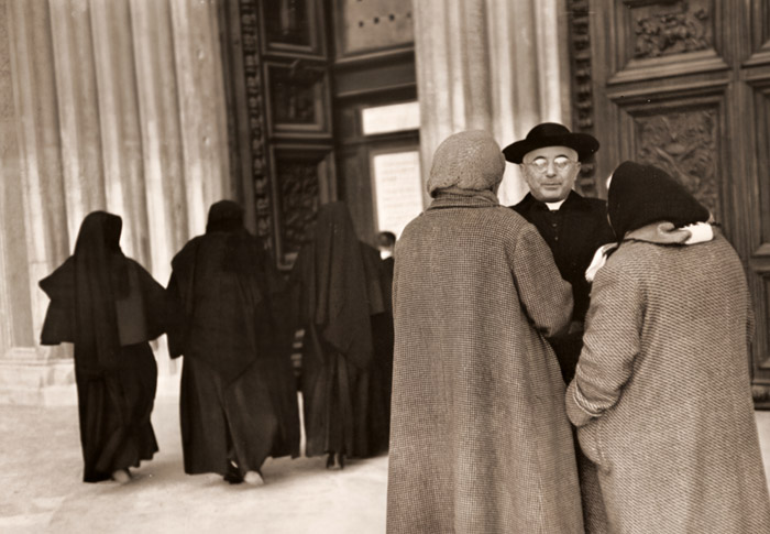 イタリアの僧侶 寺院の前 [木村伊兵衛, アサヒカメラ 1955年10月号より] パブリックドメイン画像 