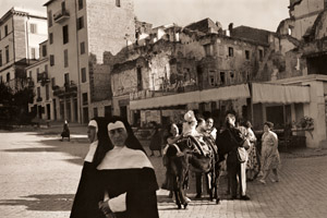 イタリアの僧侶 街かどにて [木村伊兵衛, アサヒカメラ 1955年10月号より]のサムネイル画像