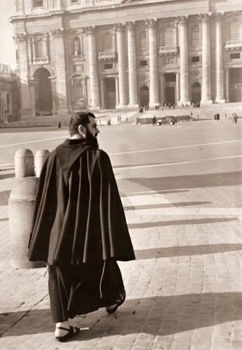 イタリアの僧侶 朝の広場 [木村伊兵衛, アサヒカメラ 1955年10月号より] パブリックドメイン画像 