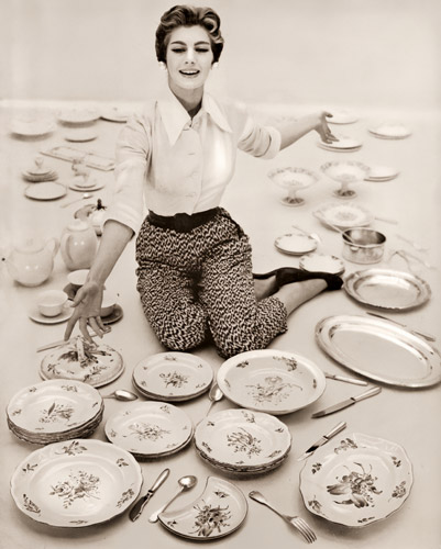 ウージェーヌ・リュバン・ド・レイ作品集 6（並べたディナーセットと主婦） [ウージェーヌ・リュバン・ド・レイ, アサヒカメラ 1955年10月号より] パブリックドメイン画像 