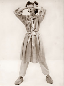 ウージェーヌ・リュバン・ド・レイ作品集 2（まだ眠いガウン姿の女性） [ウージェーヌ・リュバン・ド・レイ, アサヒカメラ 1955年10月号より]のサムネイル画像