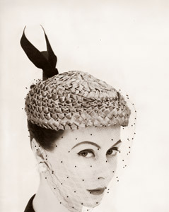 ウージェーヌ・リュバン・ド・レイ作品集 1（帽子を被った女性の顔） [ウージェーヌ・リュバン・ド・レイ, アサヒカメラ 1955年10月号より]のサムネイル画像