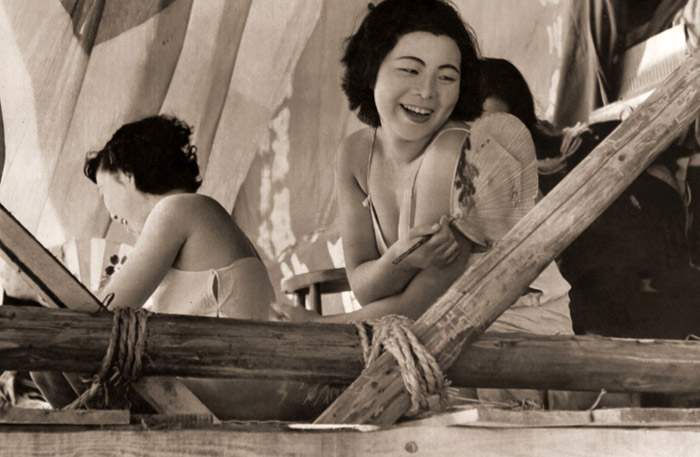 田舎芝居の女 [鈴木義夫, アサヒカメラ 1955年7月号より] パブリックドメイン画像 