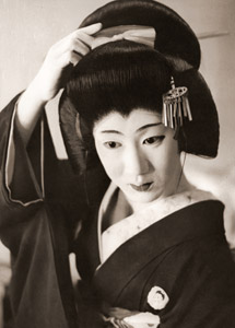 化粧する扇雀 [本田照夫, アサヒカメラ 1955年7月号より]のサムネイル画像