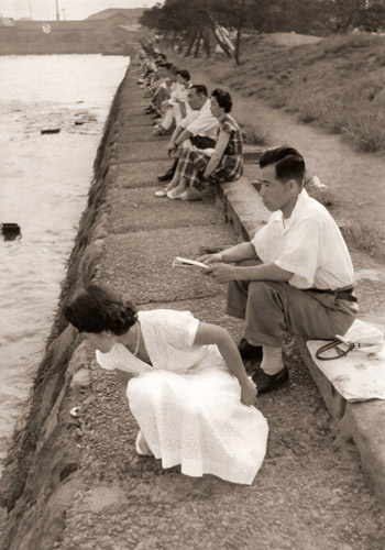 夏のスケッチ アベック 1 [田沼武能, アサヒカメラ 1955年7月号より] パブリックドメイン画像 