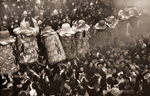 梵天祭り [岩田友記, アサヒカメラ 1955年7月号より]のサムネイル画像