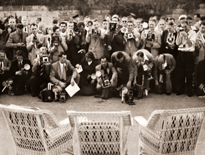 三巨頭の椅子（会見数分前） [ハンス・フブマン, アサヒカメラ 1955年7月号より]のサムネイル画像