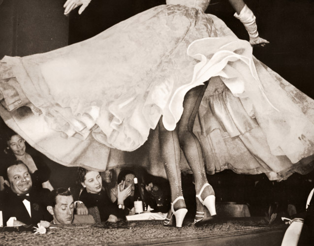 高い靴下 [ハンス・フブマン, アサヒカメラ 1955年7月号より] パブリックドメイン画像 