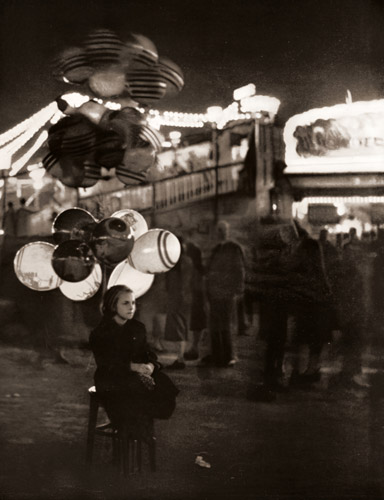 風船売り [トム・ヴィッヒェルト, アサヒカメラ 1955年7月号より] パブリックドメイン画像 
