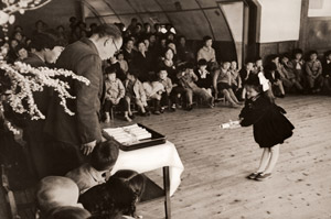 幼稚園の卒業式 [大束元, アサヒカメラ 1955年7月号より]のサムネイル画像
