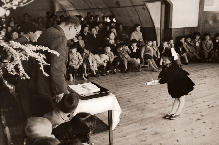 幼稚園の卒業式 [大束元, アサヒカメラ 1955年7月号より] パブリックドメイン画像 
