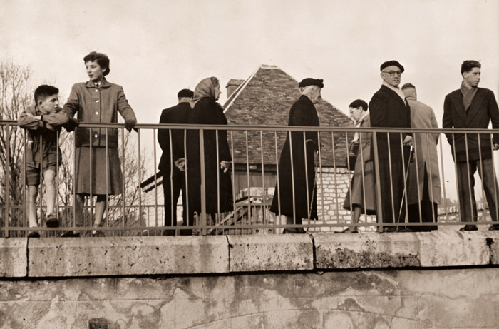フランスの田舎 橋の上 [木村伊兵衛, アサヒカメラ 1955年7月号より] パブリックドメイン画像 