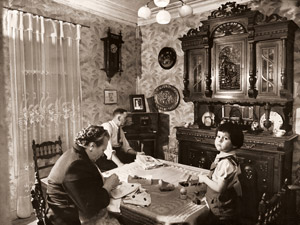 家庭にて [ロベール・ドアノー, アサヒカメラ 1955年7月号より]のサムネイル画像