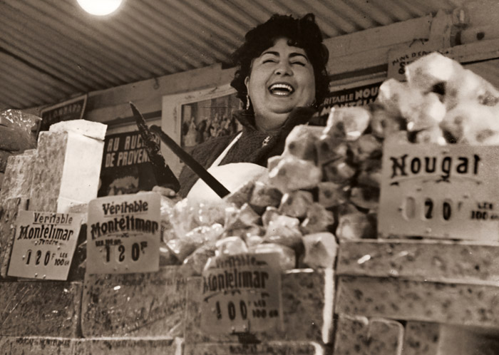 食料品店のマダム [ロベール・ドアノー, アサヒカメラ 1955年7月号より] パブリックドメイン画像 