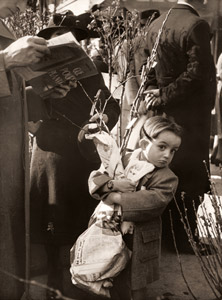 苗木を買う [ロベール・ドアノー, 1952年, アサヒカメラ 1955年7月号より]のサムネイル画像