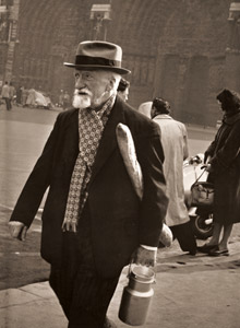 街頭にて [ロベール・ドアノー, 1953年, アサヒカメラ 1955年7月号より]のサムネイル画像