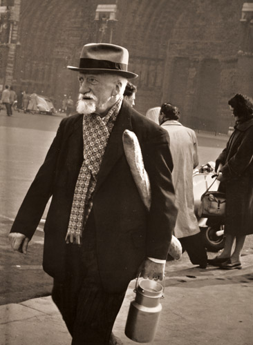 街頭にて [ロベール・ドアノー, 1953年, アサヒカメラ 1955年7月号より] パブリックドメイン画像 