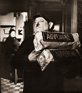 炭屋のおやじ [ロベール・ドアノー, 1952年, アサヒカメラ 1955年7月号より]のサムネイル画像