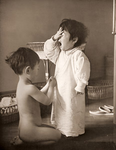 兄と妹 [加藤寿夫, カメラ毎日 1954年8月号より]のサムネイル画像