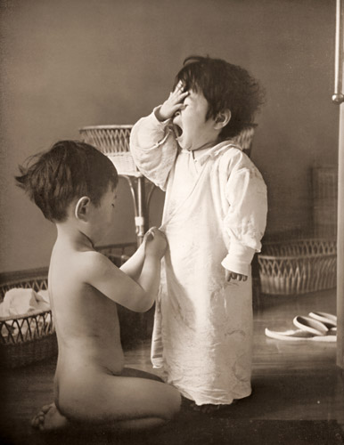兄と妹 [加藤寿夫, カメラ毎日 1954年8月号より] パブリックドメイン画像 