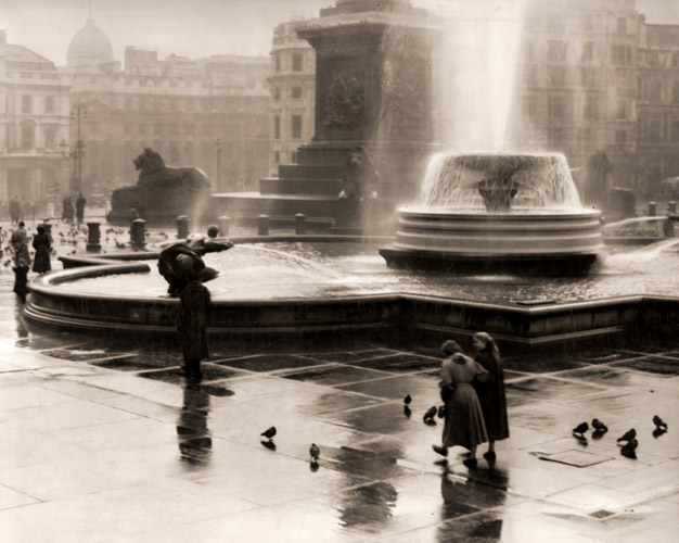 Trafalgar Square in The Rain [Takeo Tamiya,  from Camera Mainichi August 1954]