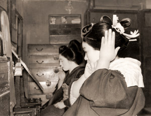 化粧部屋（島原にて） [溝口健二, カメラ毎日 1954年8月号より]のサムネイル画像