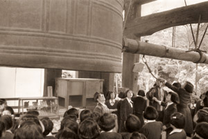 東大寺の鐘 [ロバート・キャパ, カメラ毎日 1954年8月号より]のサムネイル画像