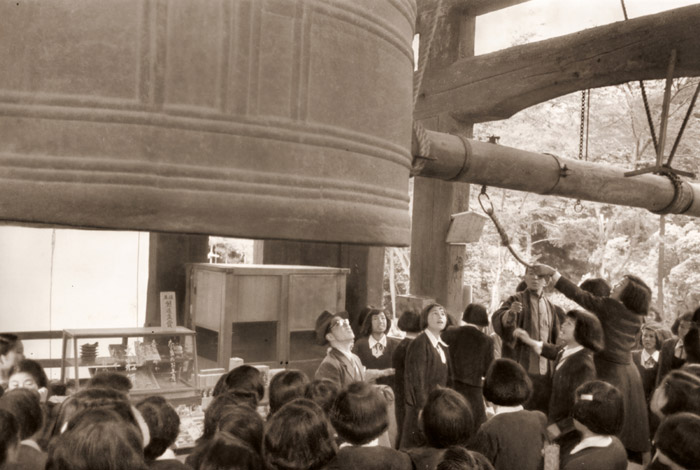 東大寺の鐘 [ロバート・キャパ, カメラ毎日 1954年8月号より] パブリックドメイン画像 