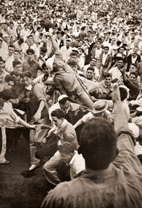闘牛 わき立つ観衆 [アンリ・カルティエ＝ブレッソン, カメラ毎日 1954年8月号より]のサムネイル画像
