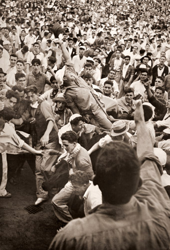 闘牛 わき立つ観衆 [アンリ・カルティエ＝ブレッソン, カメラ毎日 1954年8月号より] パブリックドメイン画像 