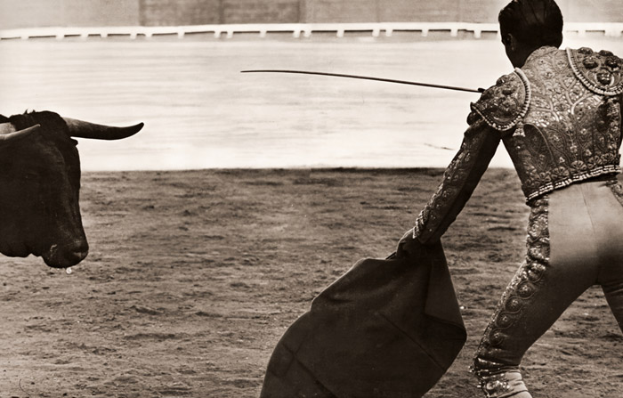 闘牛 死闘 [アンリ・カルティエ＝ブレッソン, カメラ毎日 1954年8月号より] パブリックドメイン画像 