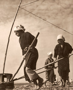 浜の女 [大西敏子, アサヒカメラ 1939年2月号より]のサムネイル画像
