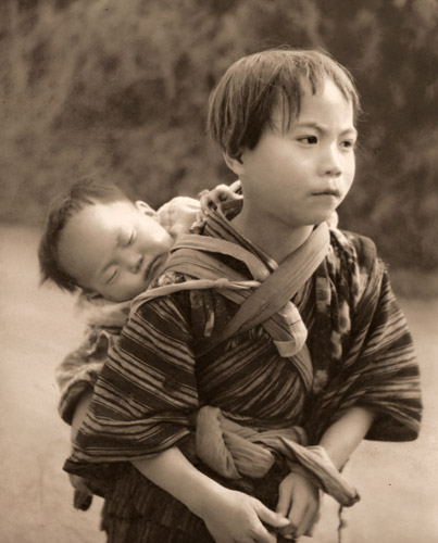 田舎の子 [佐藤たづ江, アサヒカメラ 1939年2月号より] パブリックドメイン画像 