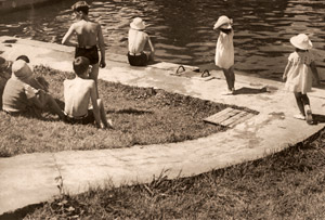 泳ぎ疲れて [野島いね子, アサヒカメラ 1939年2月号より]のサムネイル画像