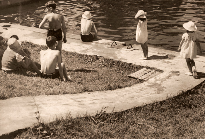 泳ぎ疲れて [野島いね子, アサヒカメラ 1939年2月号より] パブリックドメイン画像 